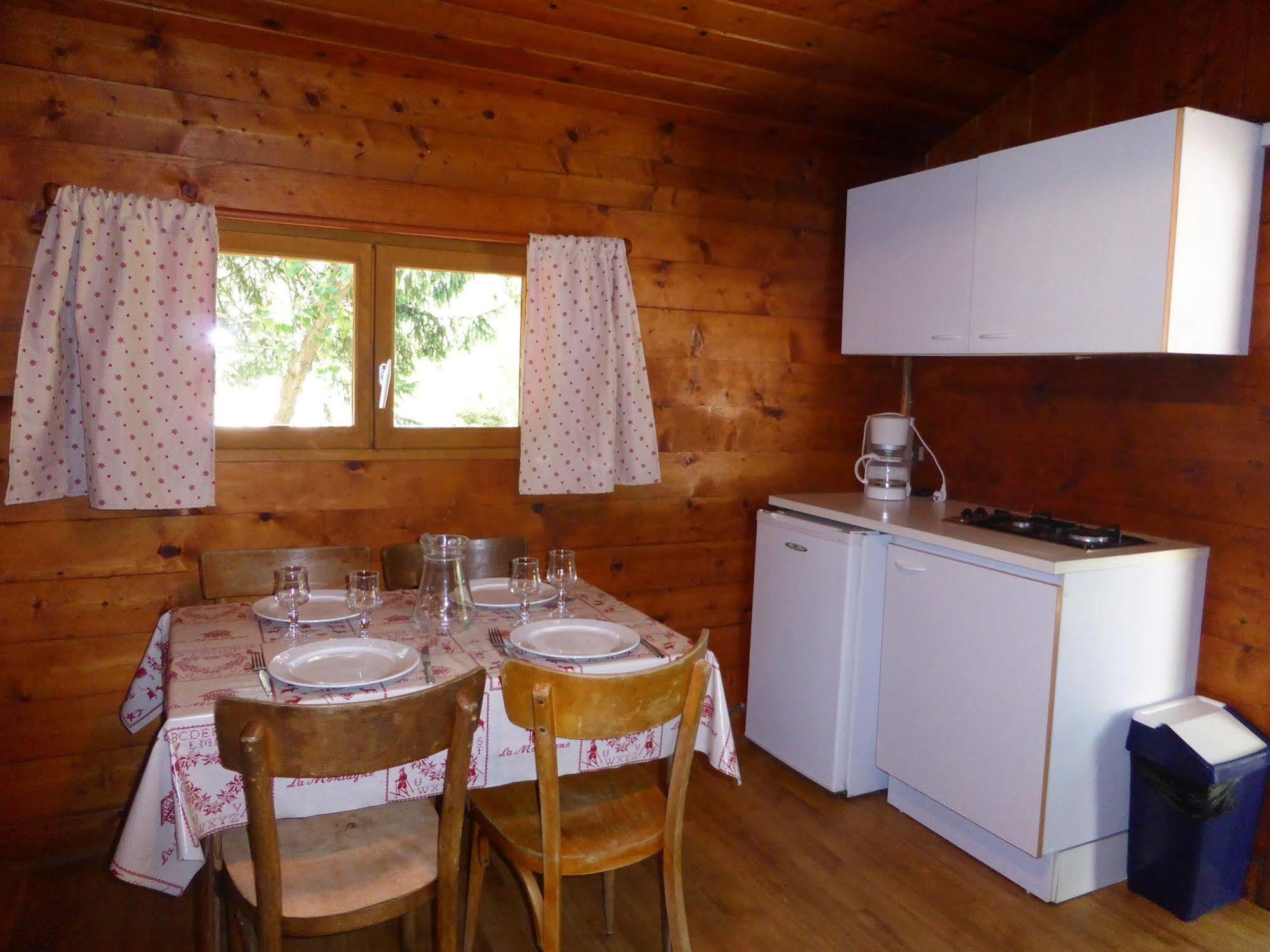 Camping L'Ecureuil - Mont-Blanc Village Domancy Exterior photo